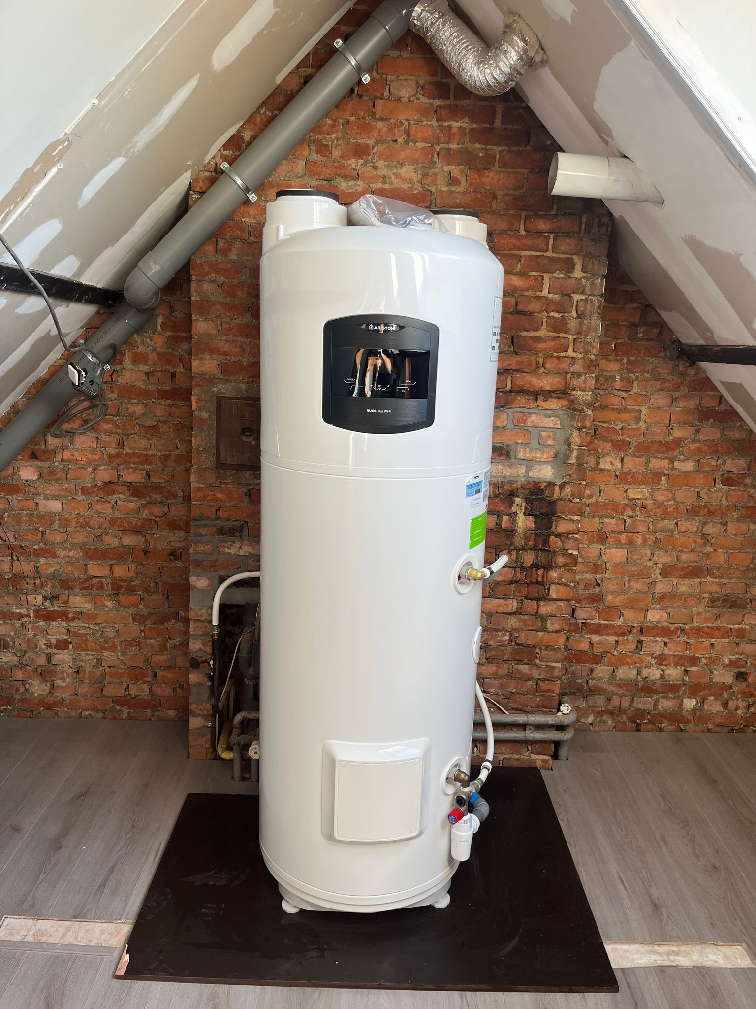 Installatie warmtepomp op zolder